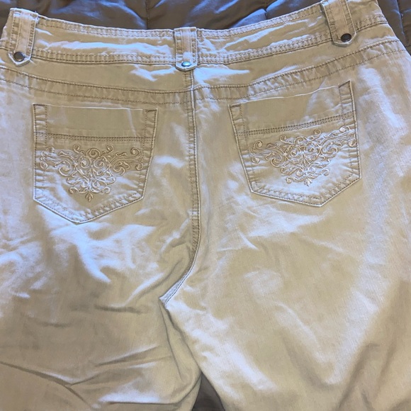 Gloria Vanderbilt Tan Capris Sz 12 (embroidered pockets!) - Picture 7 of 7